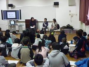p.11 左　西淀川区の小学校での語り部の授業の様子.jpg